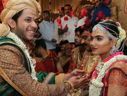 La hija de Gali Janardhan Reddy, Bramhani, se sienta con su novio, durante la boda.