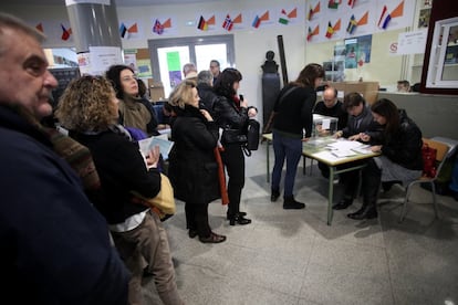 Ambiente para las elecciones del 21-D, en el Instituto Jaume Balmes, en Barcelona.