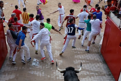 Varios corredores son perseguidos por uno de los toros de la ganadería Cebada Gago en el acceso a la plaza de Toros.