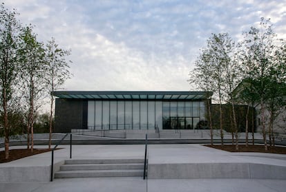 Ampliación del Museo de Saint Louis, Missouri (2013). El de Saint-Louis es uno de los grandes museos de EE.UU y la corona del mayor parque de la ciudad. Lejos de acercarse estéticamente, Chipperfield añadió un prisma de hormigón oscuro salpicado de agregados locales. Lo abrió con ventanas que dejan entrar el parque y lo ubicó sobre un plinto para conectarlo con el museo original. No hay aquí rescate sino paso atrás.