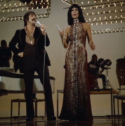 Cher saltó a la fama en 1960 como parte del dúo que formaba con su marido, Sonny Bono y con quien se convirtió a finales de la década en estrella de televisión gracias a 'The Sonny & Cher Comedy Hour'. En aquel espacio ya consiguió ganarse un hueco en la mente de todo el mundo como una mujer esbelta y camaleónica capaz de ponerse cosas que nadie más se atrevería a lucir.