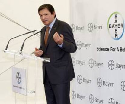 El presidente de Asturias, Javier Fernández, pronuncia unas palabras durante su visita a planta de la multinacional química Bayer en Langreo.