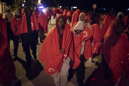 Migrantes subsaharianos caminando hacia el Centro de Atención Temporal de Extranjeros desde el muelle situado en Crinavis, San Roque.