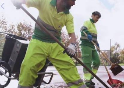 Operarios de limpieza viaria de Urbaser.