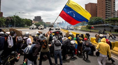 Confronto entre manifestantes e a Guarda Bolivariana em Caracas, na Venezuela, em maio de 2017.