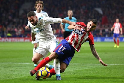 Por esta acción de Carvajal los atléticos pidieron penalty.