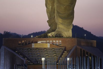 Vários grupos de pessoas vão visitar a 'Estatuta da Unidade'.