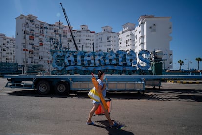 Atracción de feria desmontada junto a la playa de Valdelagrana (El Puerto de Santa María), ayer.