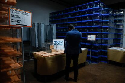 Una persona junto a papeletas electorales para las próximas elecciones municipales del 28 de mayo durante la visita de la delegada del Gobierno en la Comunitat Valenciana, Pilar Bernabé, al almacén electoral, en el Polígono Industrial Vara de Quart.