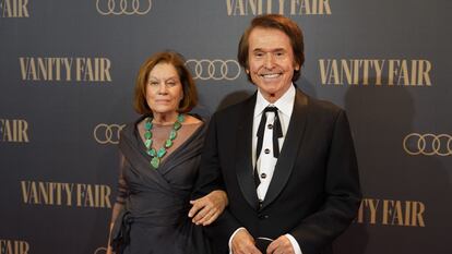 Raphael y su mujer, Natalia Figueroa, durante el premio al Hombre del año de la revista Vanity Fair, el pasado 30 de noviembre.