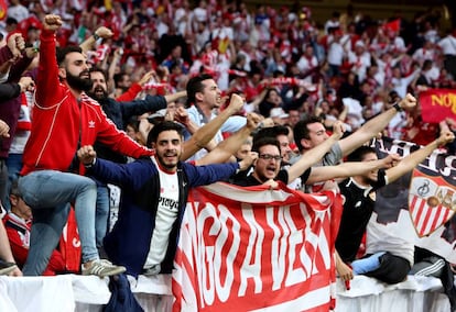 Aficionados del Sevilla en un duelo de su equipo en el Wanda, estadio del Atlético de Madrid.