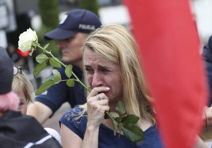 Una mujer llorar durante la protesta este jueves en Varsovia contra la reforma del Tribunal Supremo.