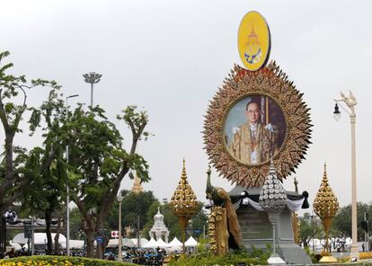 Un retrato del rey Bhumibol adorna este miércoles la avenida principal que lleva al Crematorio Real en Bangkok. El venerado monarca, que reinó con el título de Rama IX durante siete décadas, fue el único rey que conoció la mayoría de los tailandeses, que lo tenían como un ser casi divino, símbolo de unidad y guía de la nación.