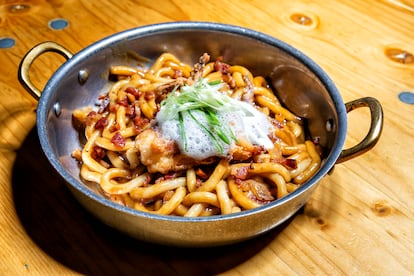 Fideos udon con salsa de calamar a la brasa, guanciale y aire de queso San Simón.