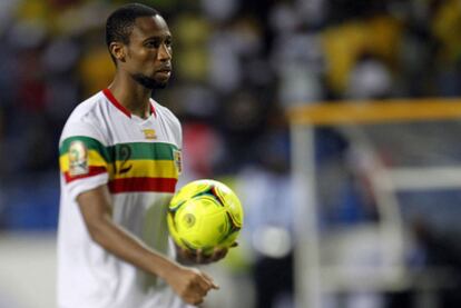 Seydou Keita, momentos antes de marcar el penalti ante Gabón que clasificaría a Mali para las semifinales de la Copa de África, el pasado 5 de febrero.