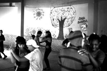 Algunos jóvenes acogidos en el edificio de Casa Alianza en Tegucigalpa (Honduras) bailan en el salón principal. El objetivo de esta agrupación es la integración por medio de modificar conductas, reforzar la salud y recuperar la vida social