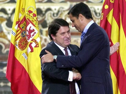 El expresidente del Gobierno valenciano José Luis Olivas (izquierda) abraza a su antecesor, Eduardo Zaplana, tras entegarle la Alta Distinción de la Generalitat, en Valencia en 2002.