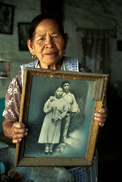 Doña Nacha, en su casa de la aldea de Jiquilpán (San Gabriel), mostrando su foto de boda.
