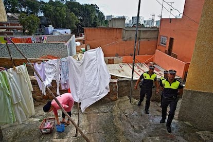 Los tres únicos policías del barrio. No actúan como tales, sino como mediadores sociales. Solo así son tolerados.