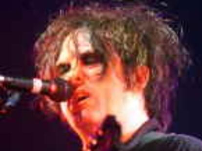 ZARAGOZA.-29/03/00.- Robert Smith, cantante del grupo de rock británico The Cure, durante el concierto que han ofrecido esta noche en Zaragoza dentro de la gira mundial Dream Tour 2000 en la presentan su último trabajo "Bloodflowers". EFE/JAVIER CEBOLLADA