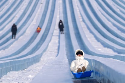 El Festival Internacional de Esculturas de Hielo y Nieve de Harbin 2025 se inauguró el pasado 5 de enero en la localidad china y durará alrededor de dos meses, hasta que la nieve comience a derretirse, aproximadamente, el próximo mes de marzo. La imagen muestra los toboganes de nieve, una de las atracciones que se ofrecen, el 6 de enero de 2025.