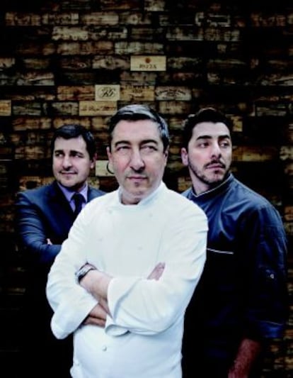 Josep, Joan (en el centro) y Jordi Roca, en su restaurante El Celler de Can Roca.