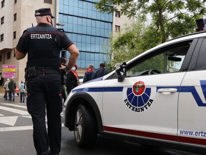 Un agente de la Ertzaintza durante el operativo para detener a los presuntos autores de la paliza a un joven en Amorebieta (Bizkaia).