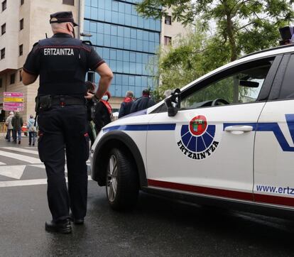 Un agente de la Ertzaintza durante el operativo para detener a los presuntos autores de la paliza a un joven en Amorebieta (Bizkaia).