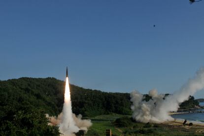 Tropas de Estados Unidos y Corea del Sur utilizan disparan un misil ATACMS en las aguas del Mar del Este, frente a Corea del Sur, en julio de 2017.