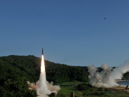 Tropas de Estados Unidos y Corea del Sur utilizan disparan un misil ATACMS en las aguas del Mar del Este, frente a Corea del Sur, en julio de 2017.