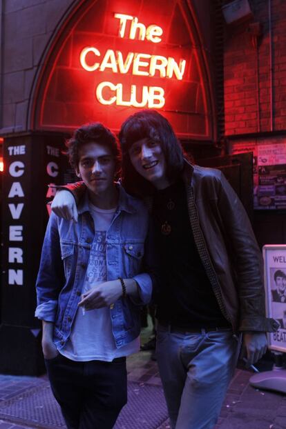 George Holland y Nick Sheldon son dos amigos de 18 años de Birmingham que de camino al concierto de Kasabian, su banda favorita, en Dublín, pararon en Liverpool y se acercaron a The Cavern. George tiene un grupo Havana Affair, con el que hace meses actuó en ese local.