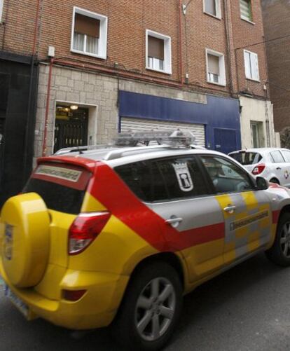 Portal de la calle Sófora en Tetuán, Madrid, donde una joven marroquí de 19 años ha sido apuñalada esta madrugada por su ex pareja