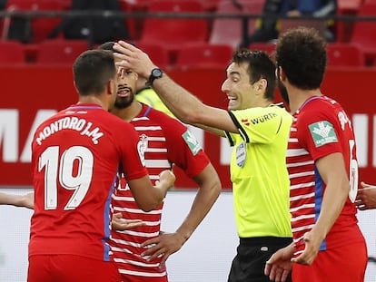 De Burgos Bengoechea pita el final del partido antes de tiempo ante el asombro de los jugadores del Granada.