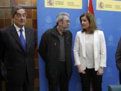 La ministra de Empleo y Seguridad Social, Fátima Báñez (2d), el presidente de la CEOE, Juan Rosell (i), y los secretarios generales de UGT, Cándido Méndez (2i), y de CCOO, Ignacio Fernández Toxo (d), durante la reunión en el marco del diálogo sobre la Estrategia de Emprendimiento y Empleo joven que han mantenido esta tarde en la sede del Ministerio en Madrid.