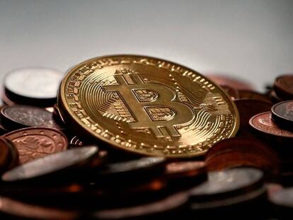 Representación de un bitcoin, una de las criptomonedas más conocidas.