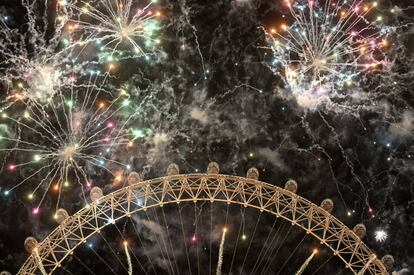 Fuegos artificiales sobre el London Eye en el centro de Londres (reino Unido).