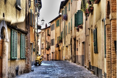 Montepulciano, que pondrá a prueba nuestros cuádriceps por sus cuestas, fue en su origen un fuerte etrusco, pero su momento de gloria llegó durante la Edad Media, cuando fue objeto de disputa continua entre Florencia y Siena. Contemplar esta curiosa mezcla ya justifica la esforzada subida.