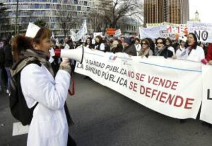 Participantes en la manifestación celebrada el pasado domingo en Madrid para protestar contra las privatizaciones de la sanidad aprobadas por el Gobierno madrileño.