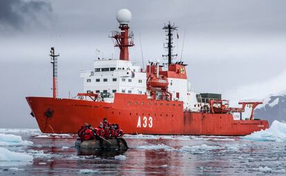 El BIO Hespérides en aguas antárticas durante uno de los barqueos de personal en la pasada campaña antártica.