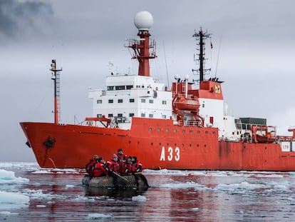 El BIO Hespérides en aguas antárticas durante uno de los barqueos de personal en la pasada campaña antártica.