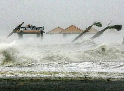 Las olas golpean el muelle de Ken Combs, recién reconstruido, al paso del huracán por la ciudad de Gulfport, Misuri.