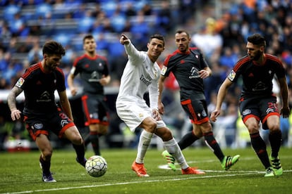 Ronaldo rodeado de defensas del Celta.