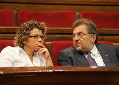 Marina Geli, con el consejero de Agricultura de la Generalitat, Antoni Siurana, ayer en el Parlamento catalán.