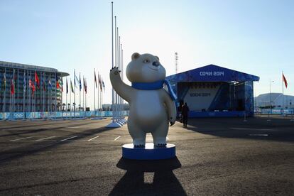 Vista de una estatua de la mascota de los Juegos de invierno en la villa olímpica de Sochi.