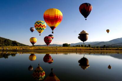 Globos sobrevuelan el Lago Bald Eagle durante el 36º Festival Anual de Globos en Steamboat Springs, Colorado, EE UU.