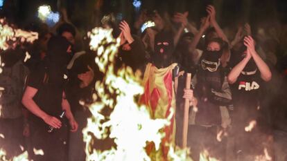 Varios radicales, durante los altercados en Gran Via con la calle Marina de Barcelona.