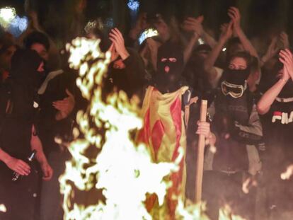 Varios radicales, durante los altercados en Gran Via con la calle Marina de Barcelona.
