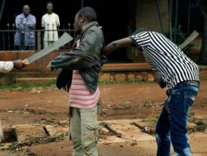 Dois milicianos muçulmanos armados atacam um cristão em Bangui.