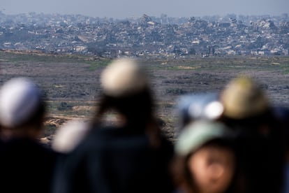 Un grupo de personas observa la franja de Gaza desde un mirador en Sderot, en el sur de Israel, este lunes 13 de enero de 2025.