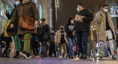 Ambiente en la Gran Vía de Madrid, el viernes.